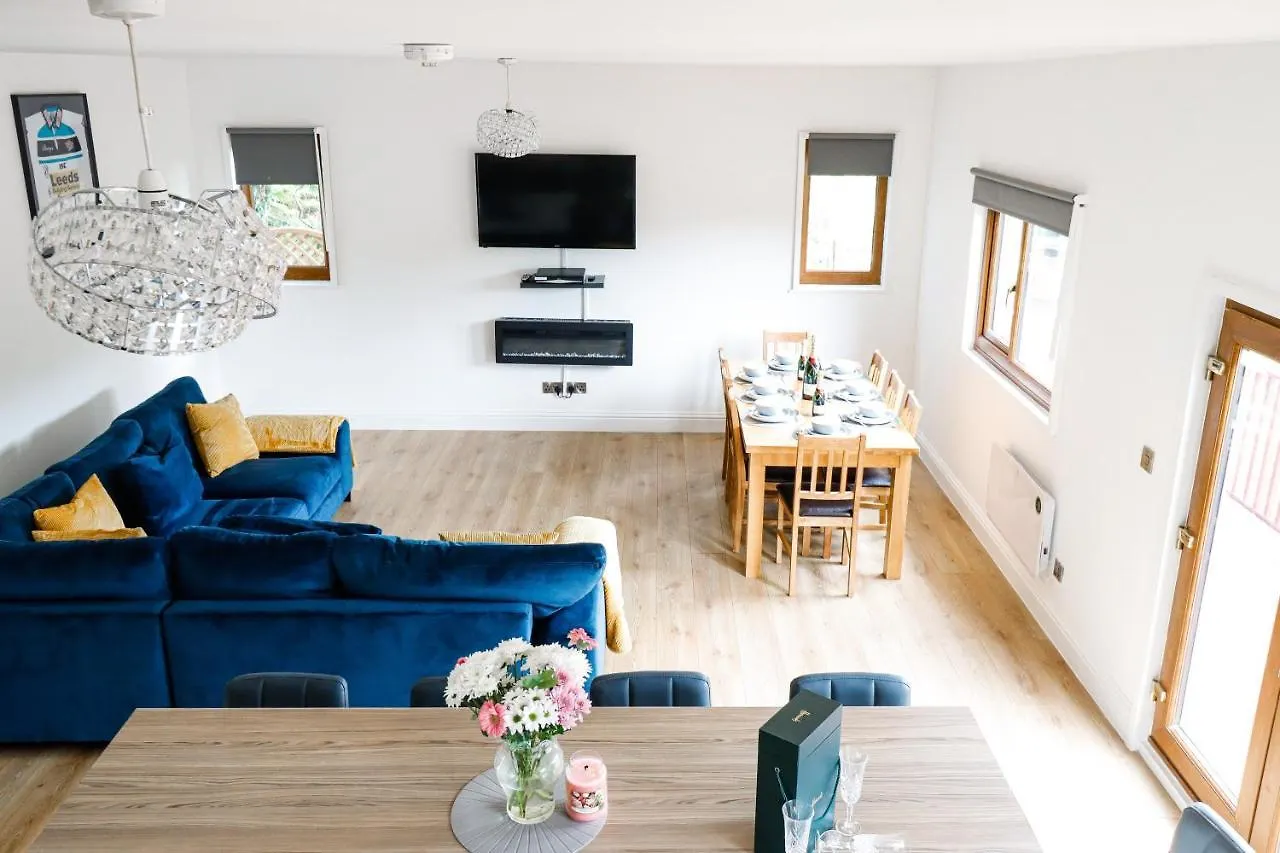 Stunning Lodge With Hot Tub On Private Lake Harrogate 0*,  United Kingdom