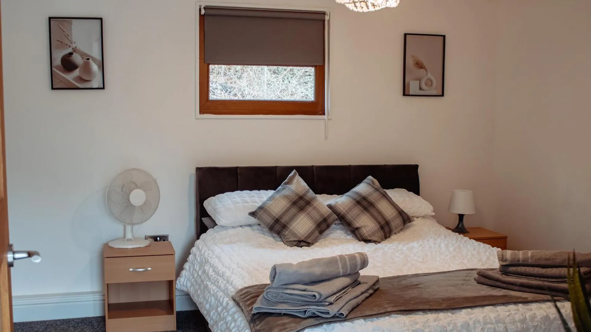 Stunning Lodge With Hot Tub On Private Lake Harrogate