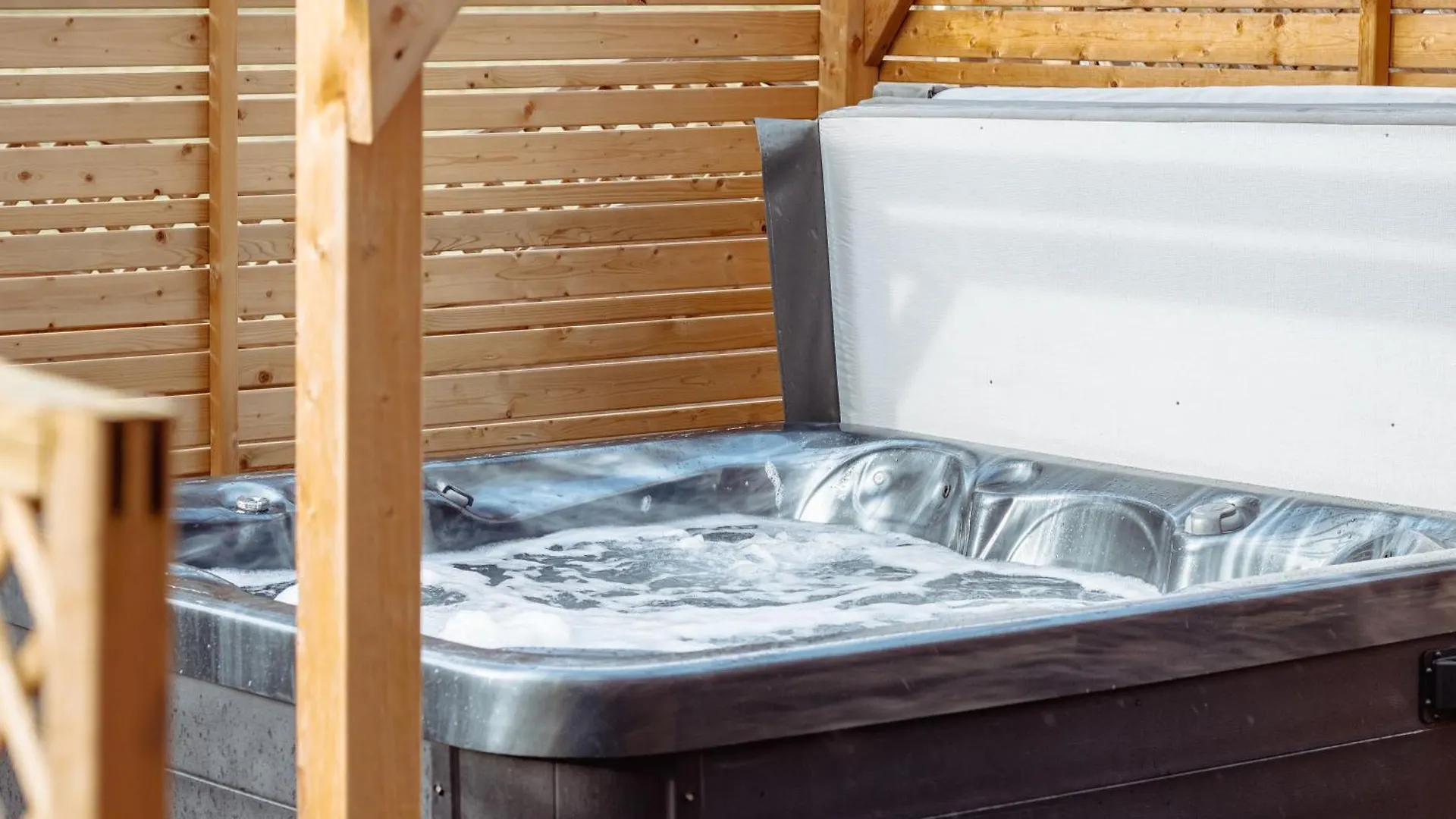 Stunning Lodge With Hot Tub On Private Lake Harrogate Holiday home