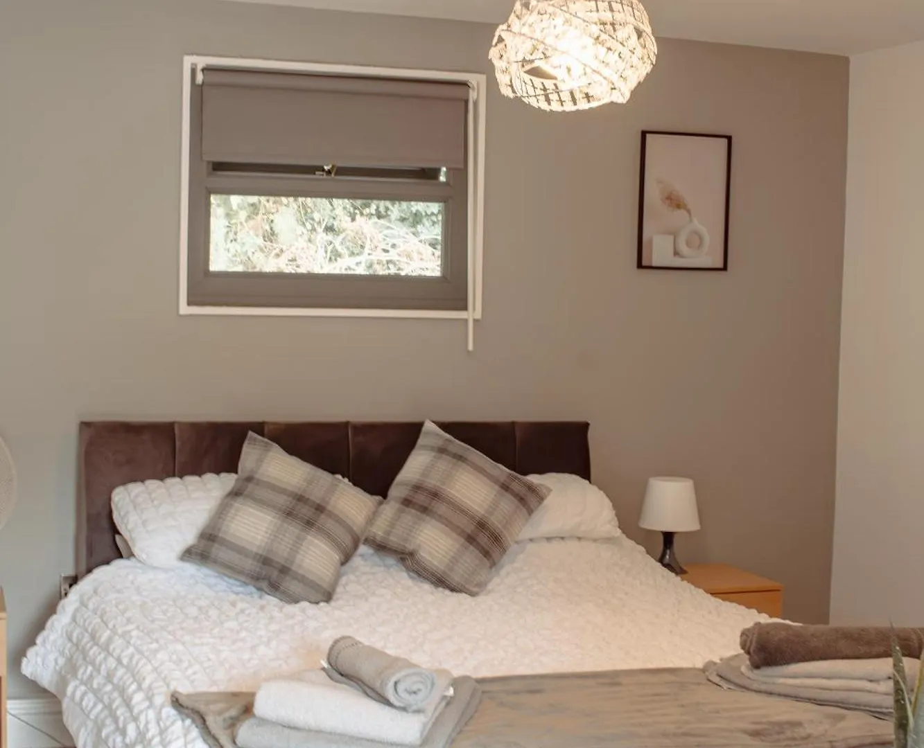 Stunning Lodge With Hot Tub On Private Lake Harrogate Holiday home